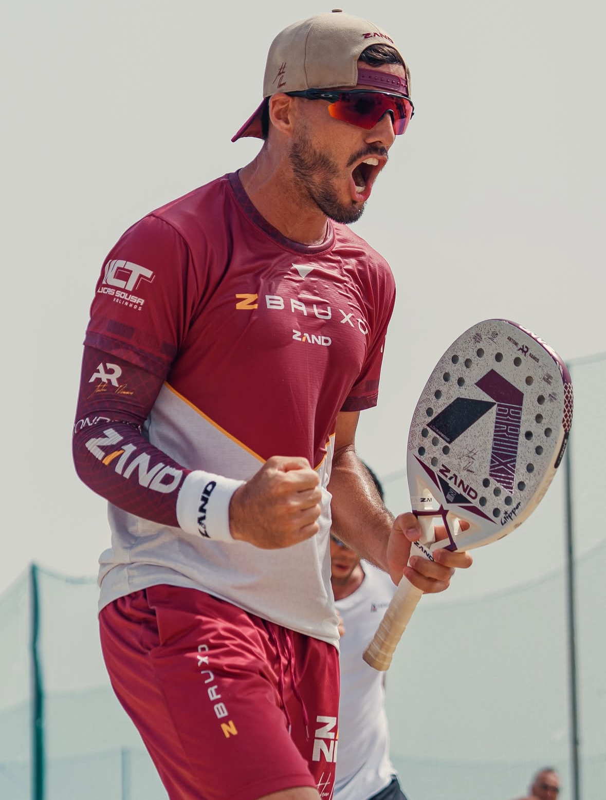 Antomi Ramos comemorando um ponto na quadra de beach tennis