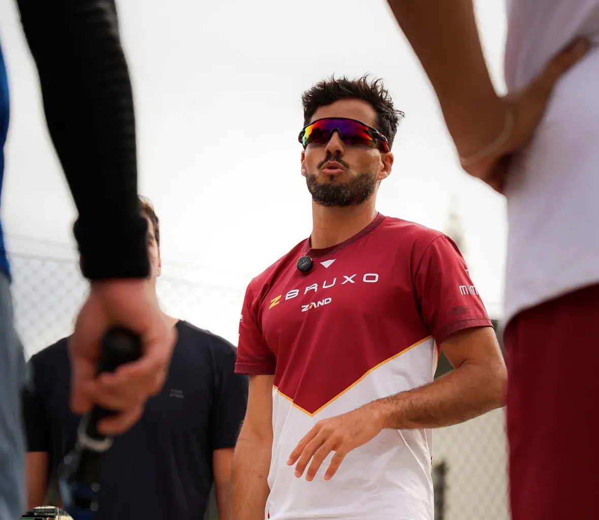 Antomi Ramos orientando jogadores durante um treino